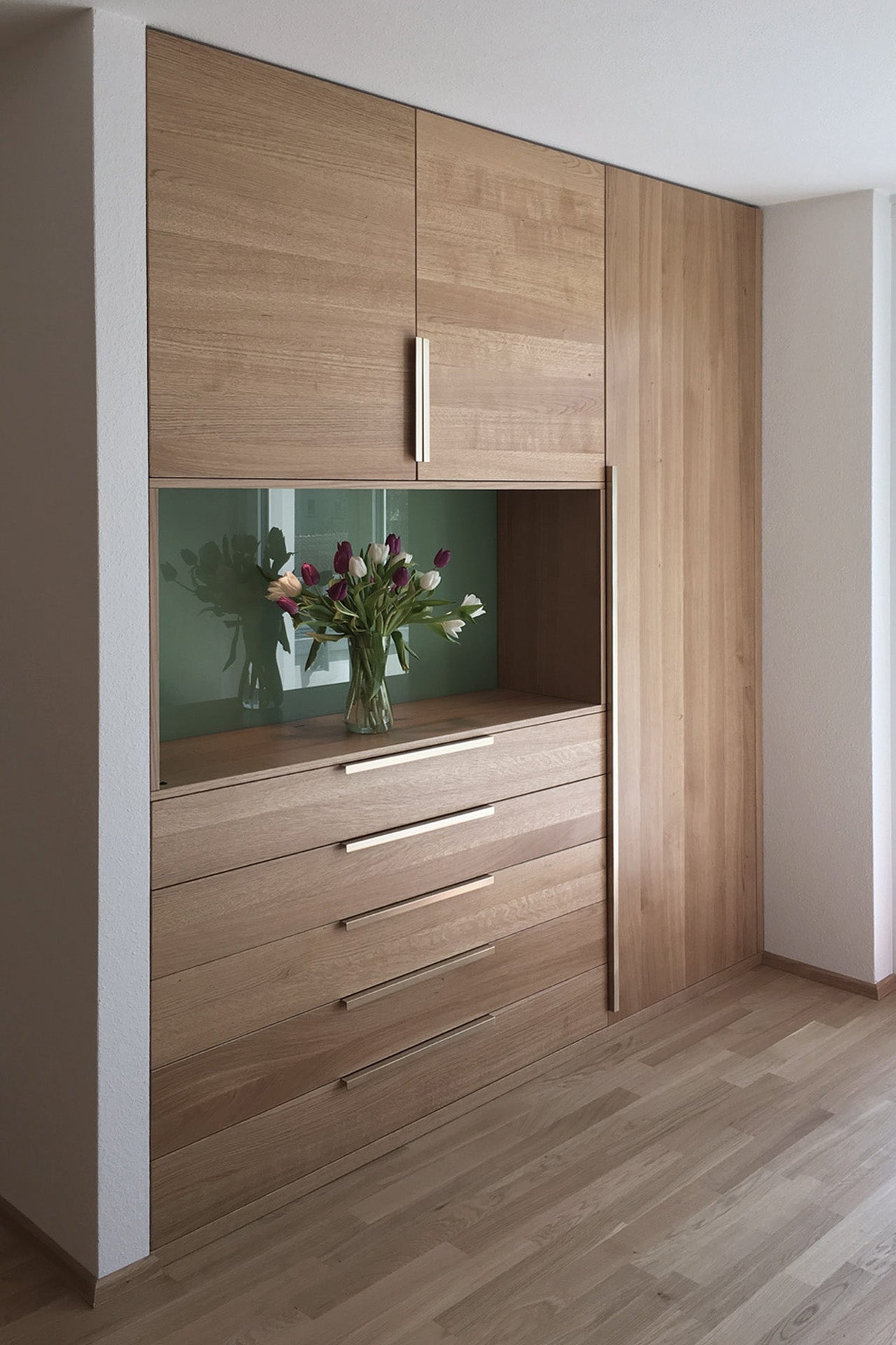 Einbauschrank aus massiver Eiche. Schubladen, Kleiderlift, Stauraum für das Schlafzimmer. Schlafzimmerschrank, Kleiderschrank, Wohnzimmerschrank auf Kundenwunsch.