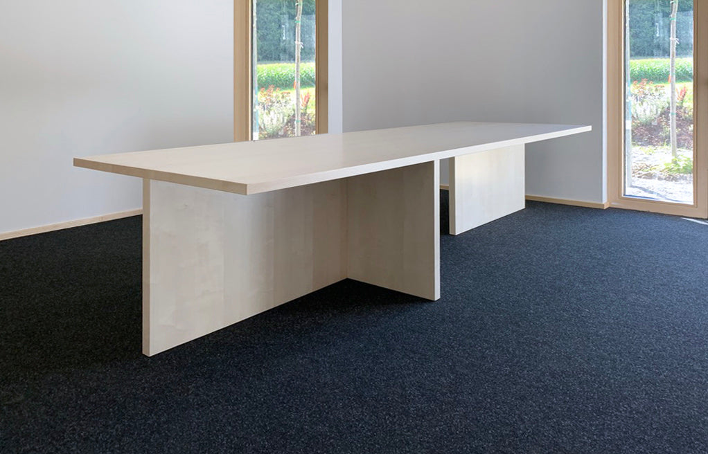 Schreibtisch für Büro. Grosser Besprechungstisch, Konferenztisch.